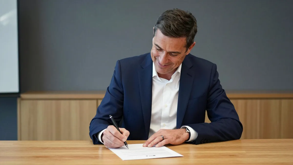 Steven Pressley signs new Dundee Football Club contract with family move